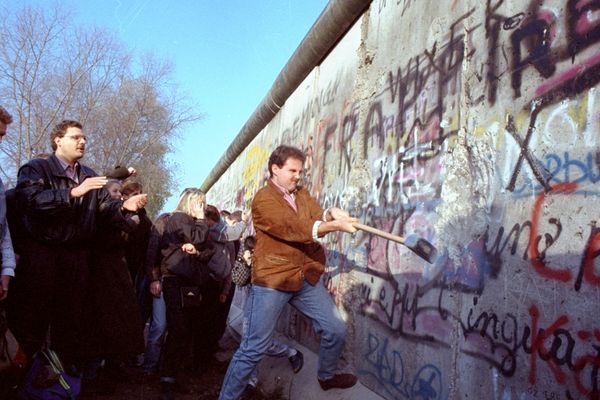 Жители Западного Берлина разрушают Берлинскую стену возле Потсдамской площади