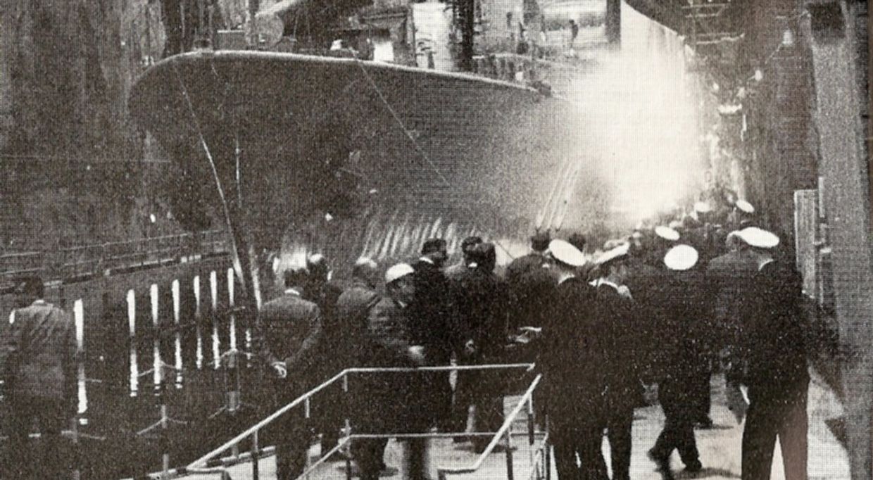 Шведский эсминец HMS Småland в туннеле базы Мускё