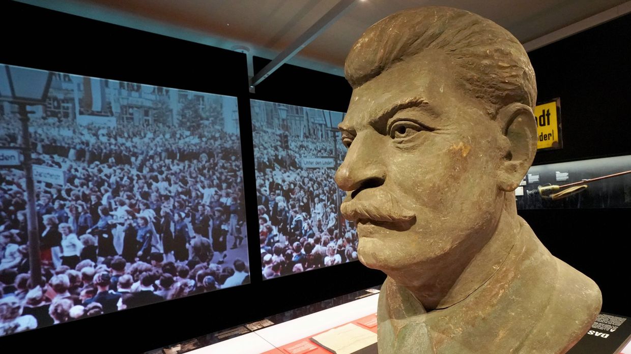 Бюст И. В. Сталина в выставочном зале мемориального комплекса Хоэншёнхаузен (бывшей тюрьме Штази в Берлине)