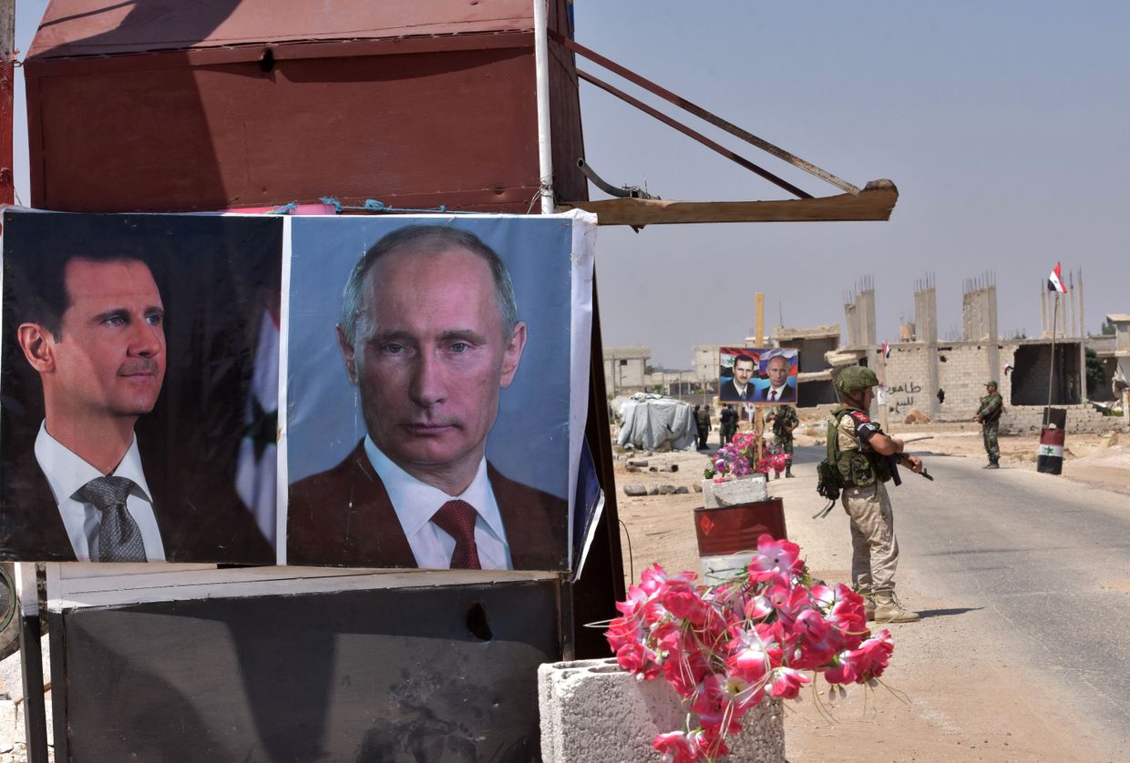 Плакаты президента РФ Владимира Путина и президента Сирии Башара Асада на контрольно-пропускном пункте Абу-Духур