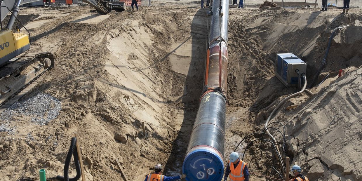 Установка криволинейных участков газопровода на строительной площадке в Любмине