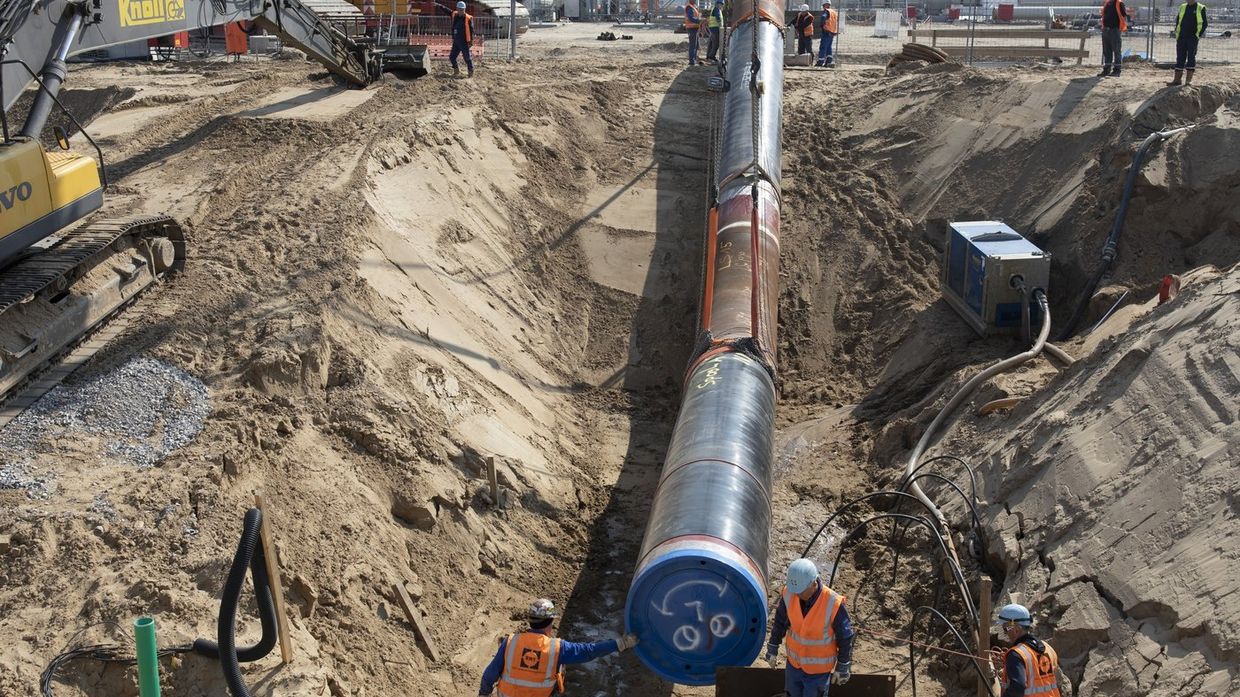 Установка криволинейных участков газопровода на строительной площадке в Любмине