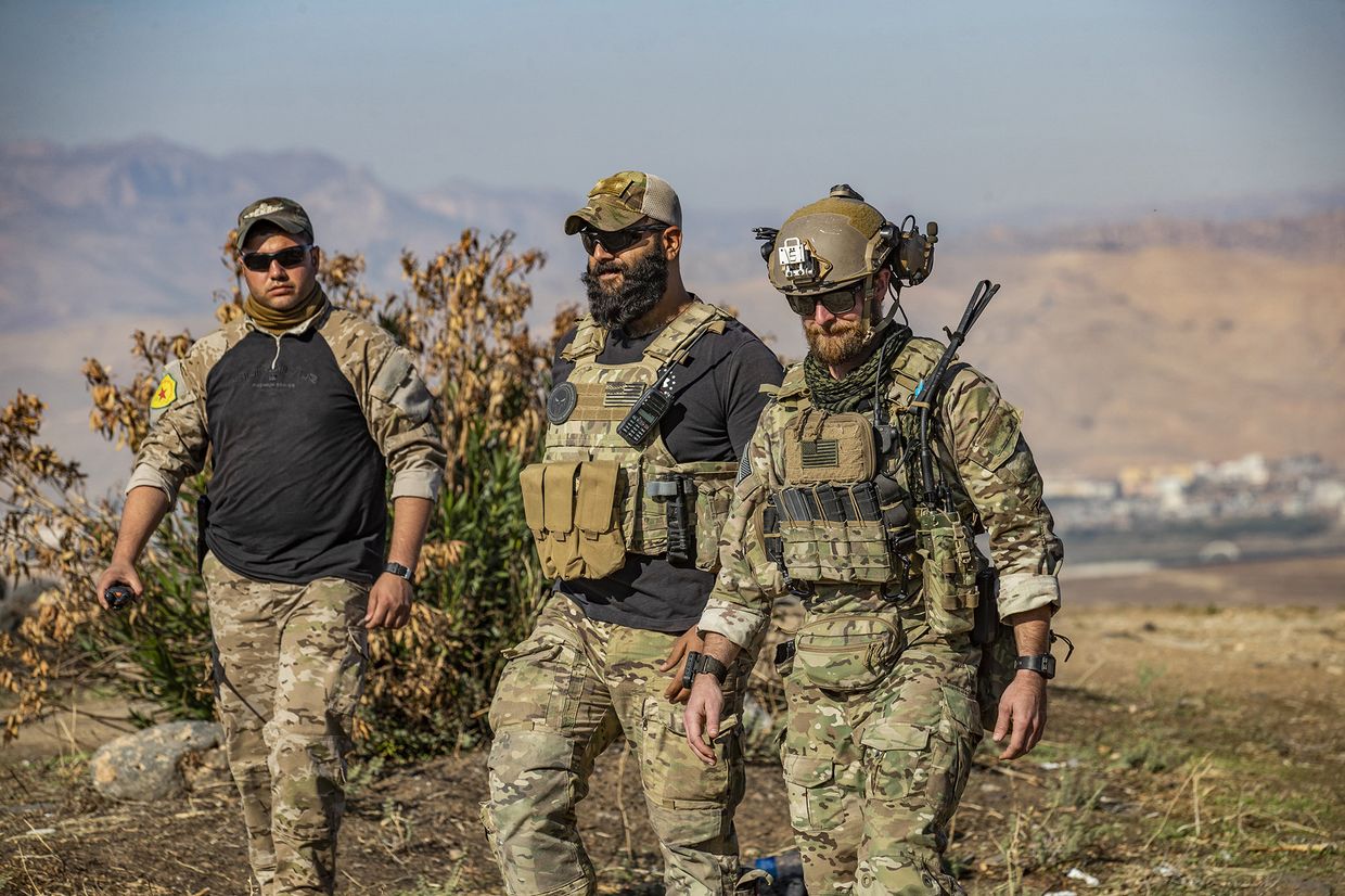 Боец отряда народной самообороны и американские солдаты в деревне Эйн-Дивар в провинции Хасаке, Сирия