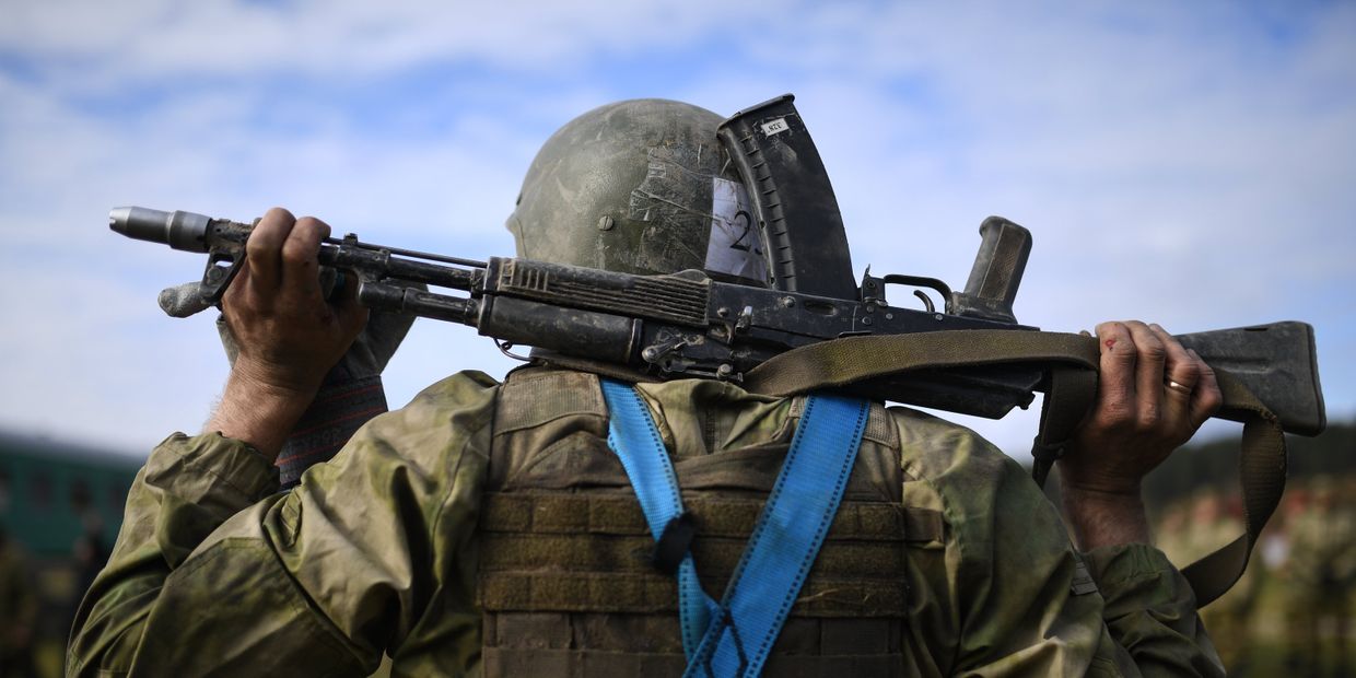 Военный с АК на испытаниях на право ношения крапового берета в Новосибирской области
