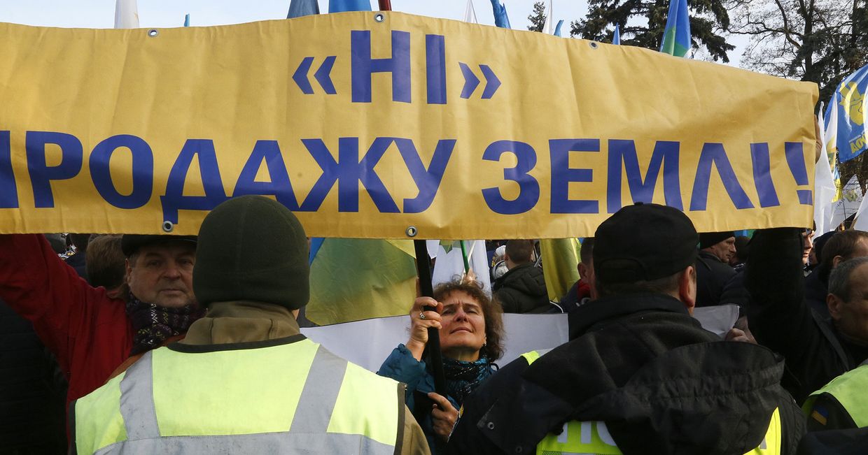 Участники акции протеста против продажи земли в Киеве, Украина Участники акции протеста против продажи земли в Киеве, Украина