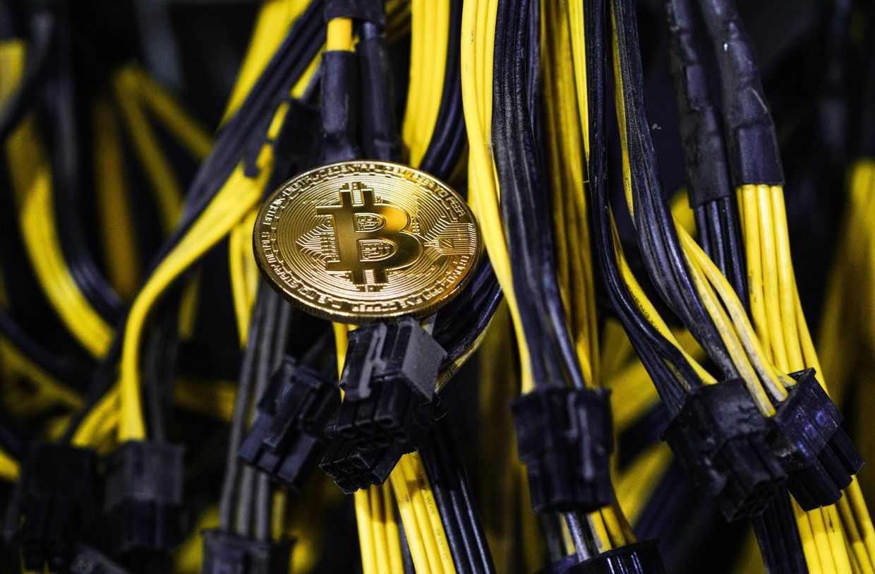 Сувенирная монета биткоина