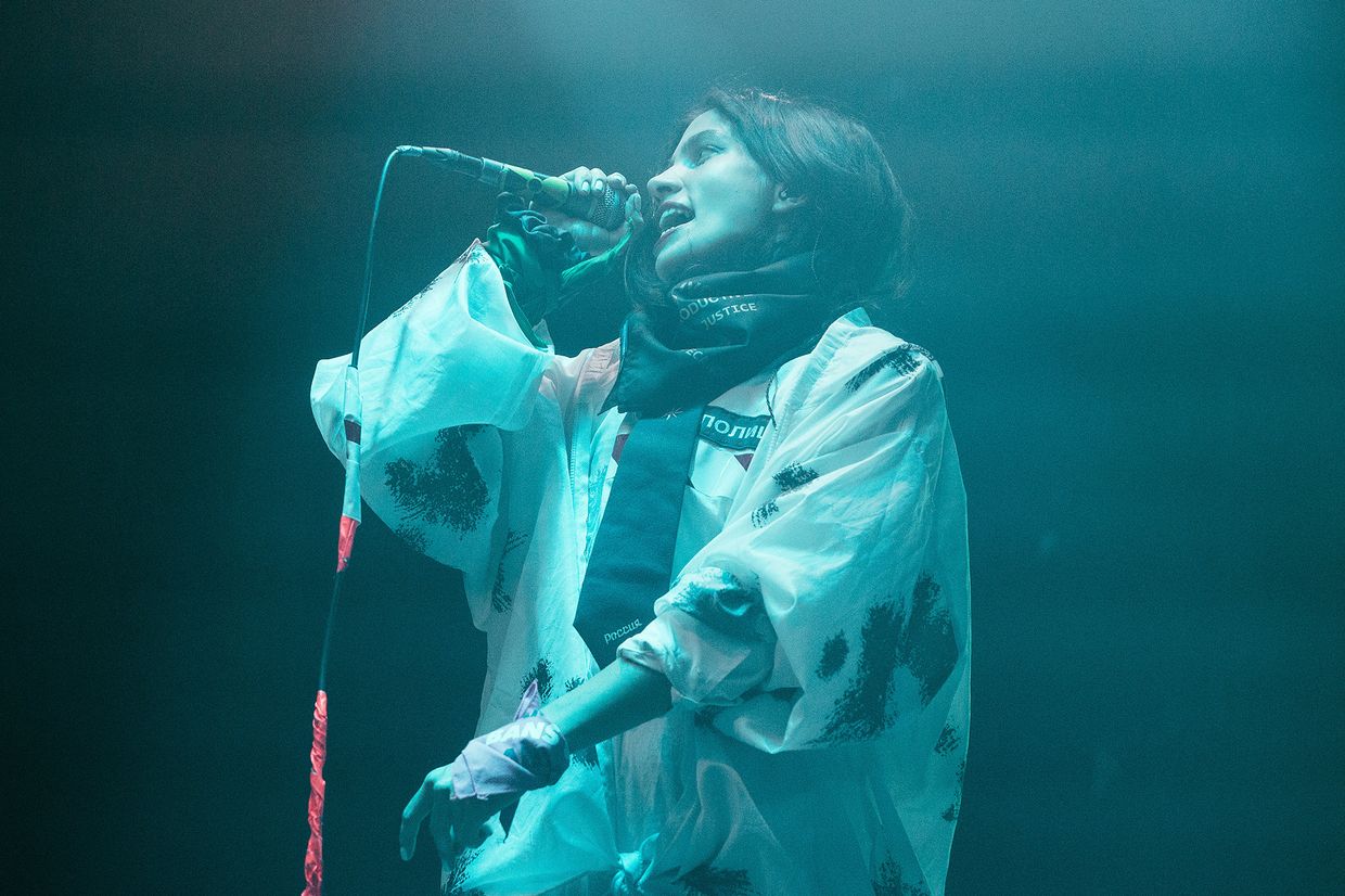 Участники российской феминистской панк-рок-группы Pussy Riot выступают в Бирмингеме Участники российской феминистской панк-рок-группы Pussy Riot выступают в Бирмингеме