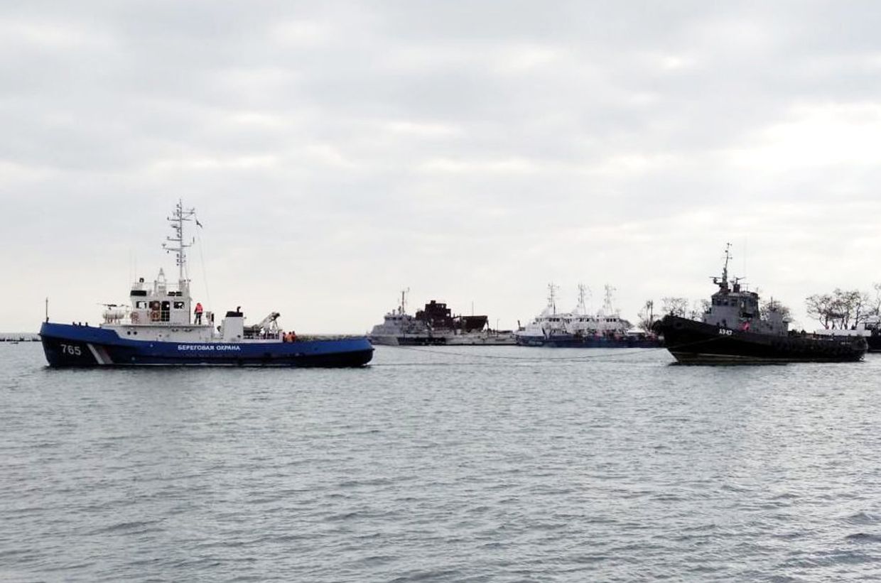 Буксировка задержанных украинских катеров и буксира из порта Керчи