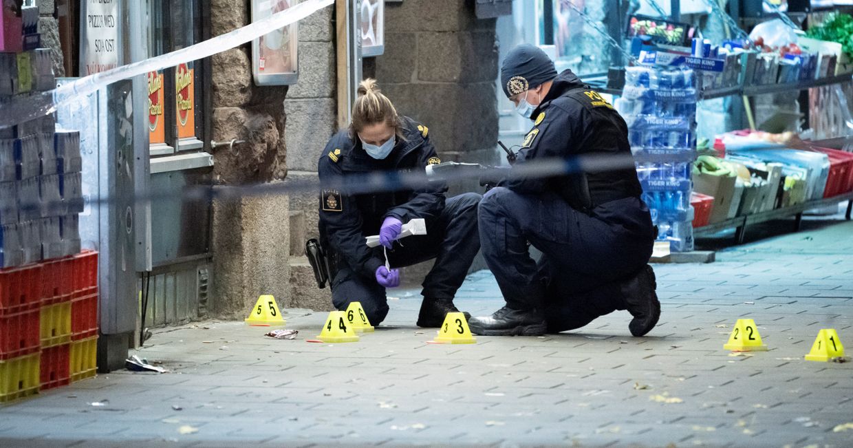 Полиция на месте, где застрелили 15-летнего подростка, Мальмё, Швеция