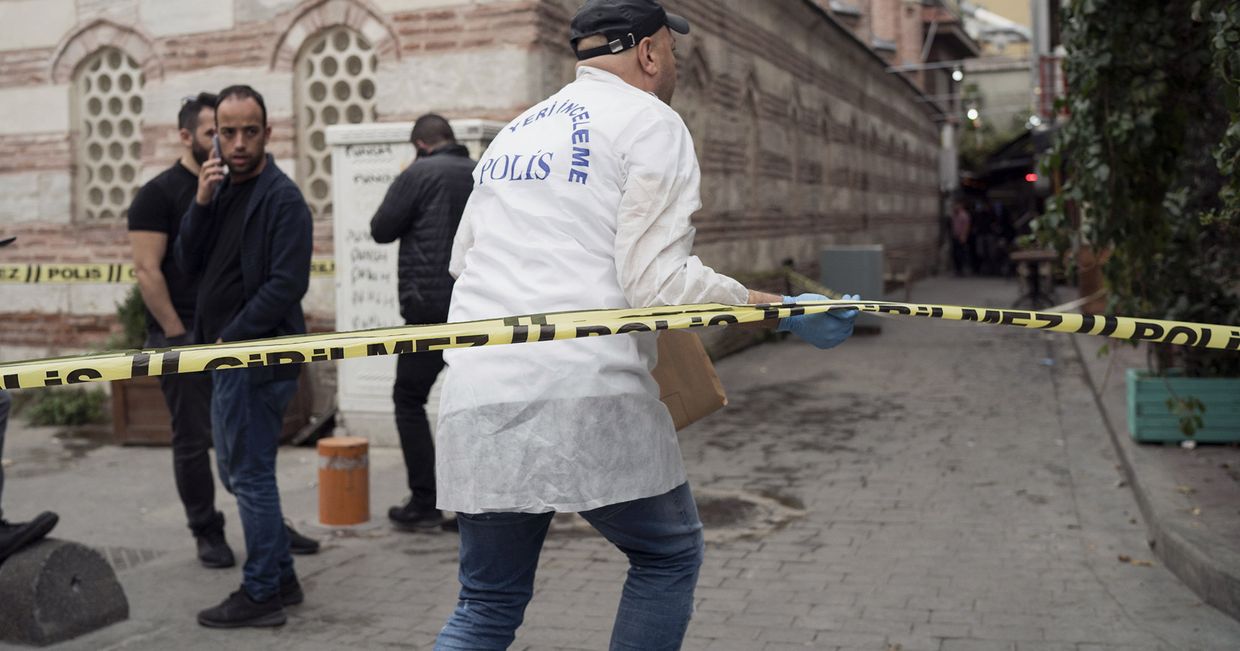 Турецкие полицейские у офиса Джеймса Ле Мезурье в Стамбуле
