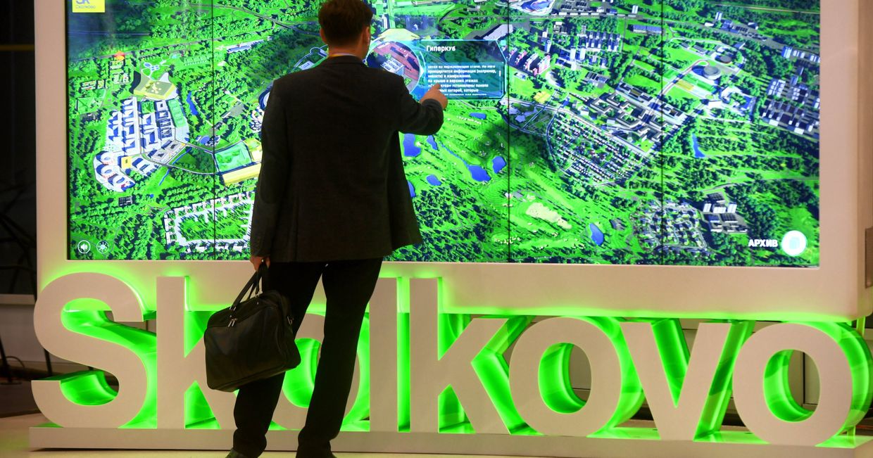 Московский международный форум Открытые инновации возле интерактивной карты инновационного центра Сколково