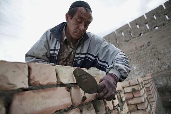 Строитель занимается восстановлением домов