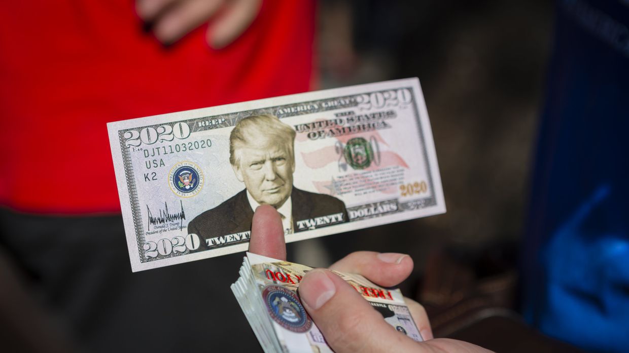 Сувенирная купюра с изображением президента США Дональда Трампа