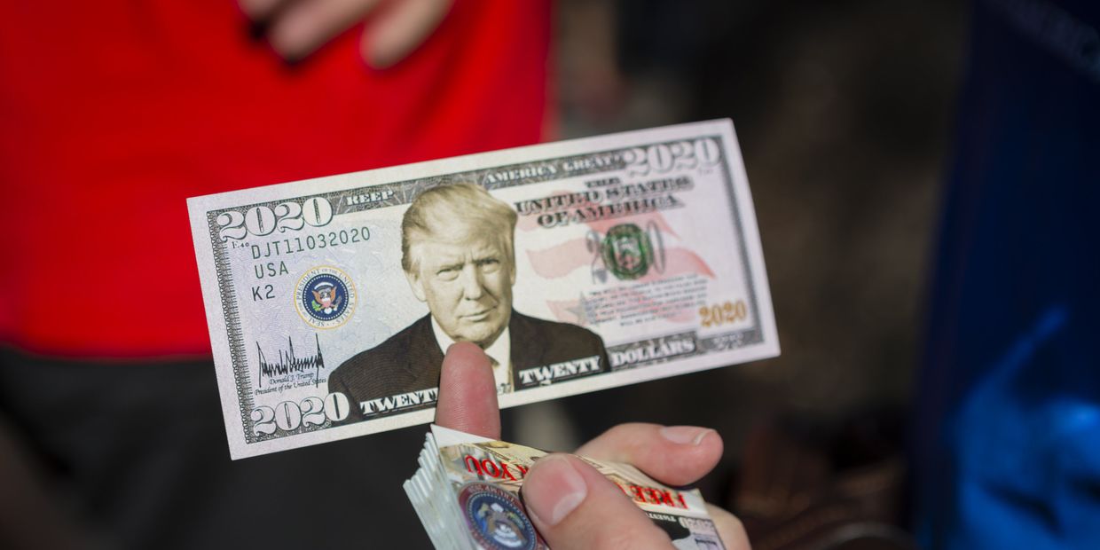Сувенирная купюра с изображением президента США Дональда Трампа