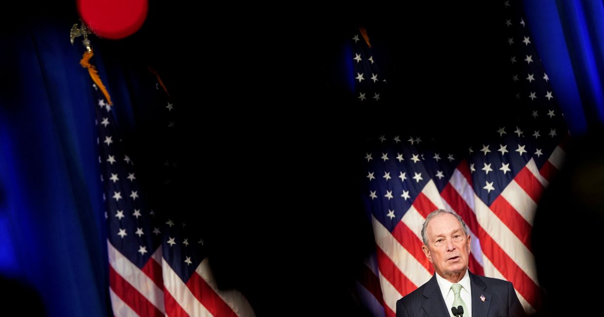 Кандидат в президенты США от Демократической партии Майкл Блумберг выступает на пресс-конференции после запуска своей президентской заявки в Норфолке, штат Вирджиния