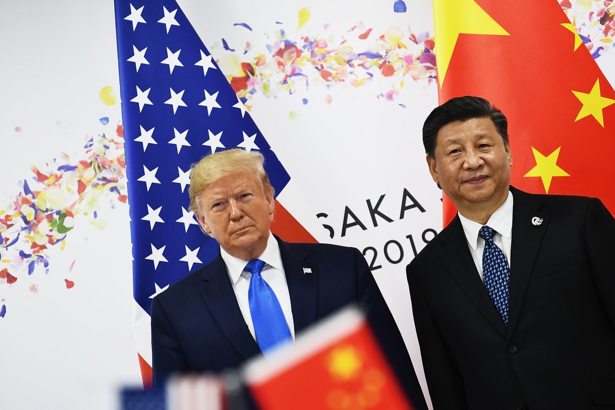 Президент США Дональд Трамп пожимает руку председателю Китая Си Цзиньпину во время саммита лидеров G20 в Осаке