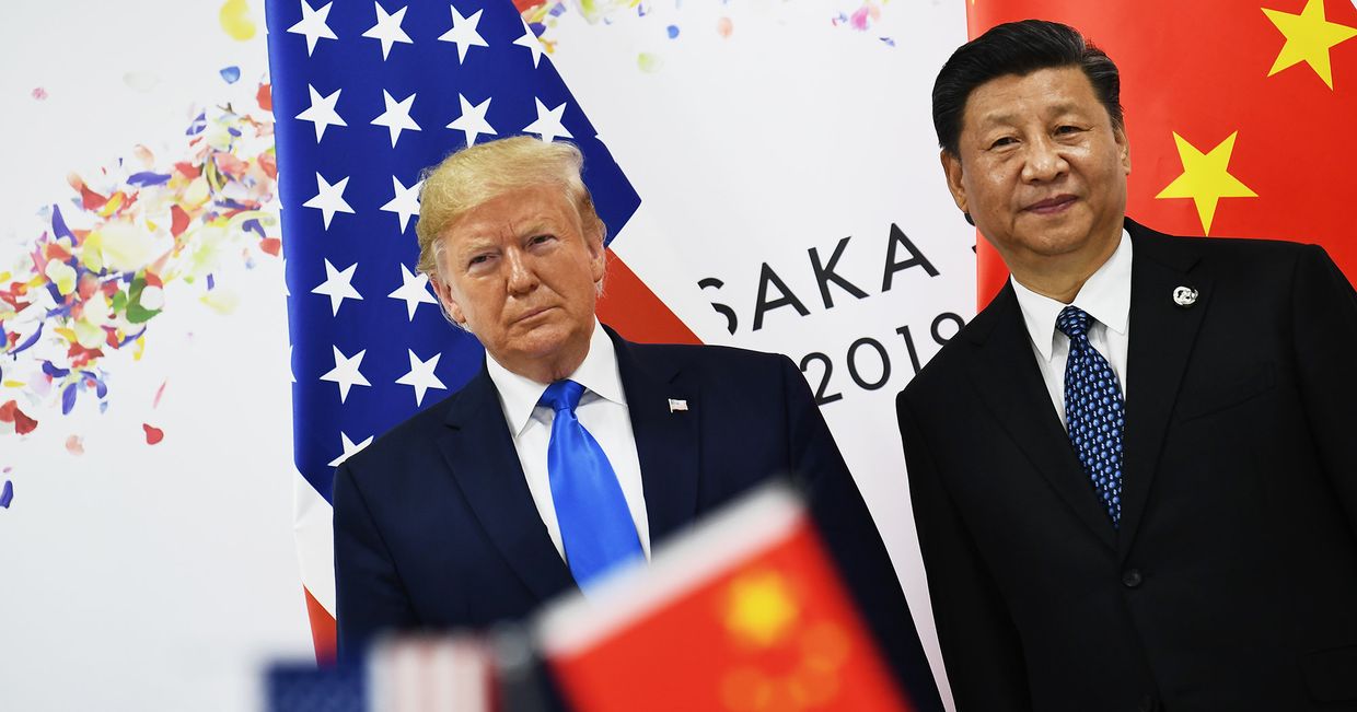 Президент США Дональд Трамп пожимает руку председателю Китая Си Цзиньпину во время саммита лидеров G20 в Осаке