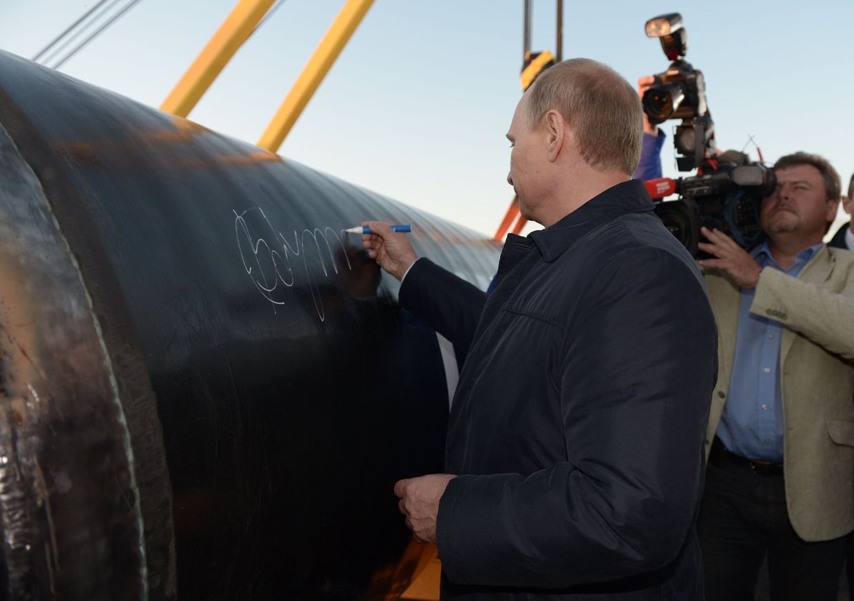 Владимир Путин расписывается на стыке трубы газопровода Сила Сибири Владимир Путин расписывается на стыке трубы газопровода Сила Сибири