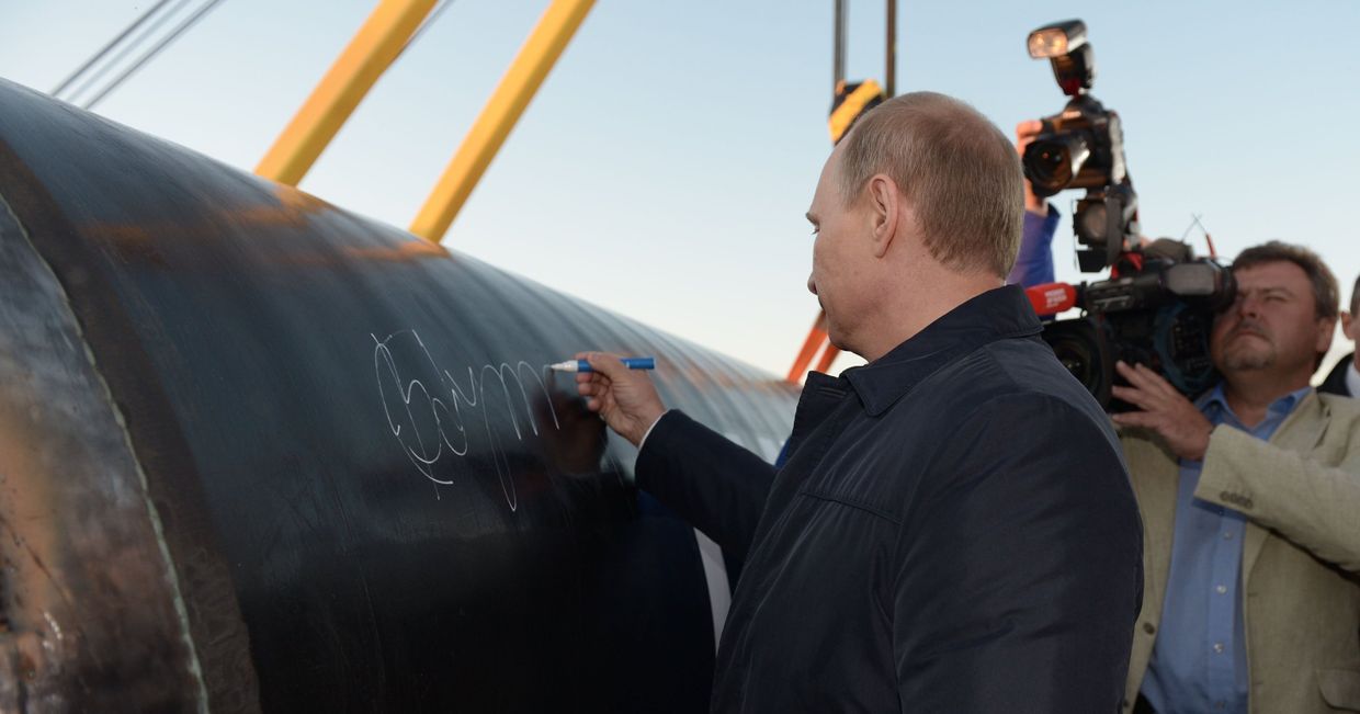 Владимир Путин расписывается на стыке трубы газопровода Сила Сибири