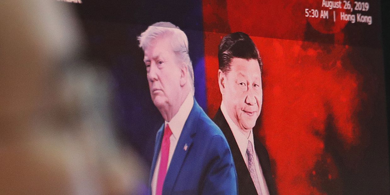 Президент США Дональд Трамп пожимает руку председателю Китая Си Цзиньпину во время саммита лидеров G20 в Осаке