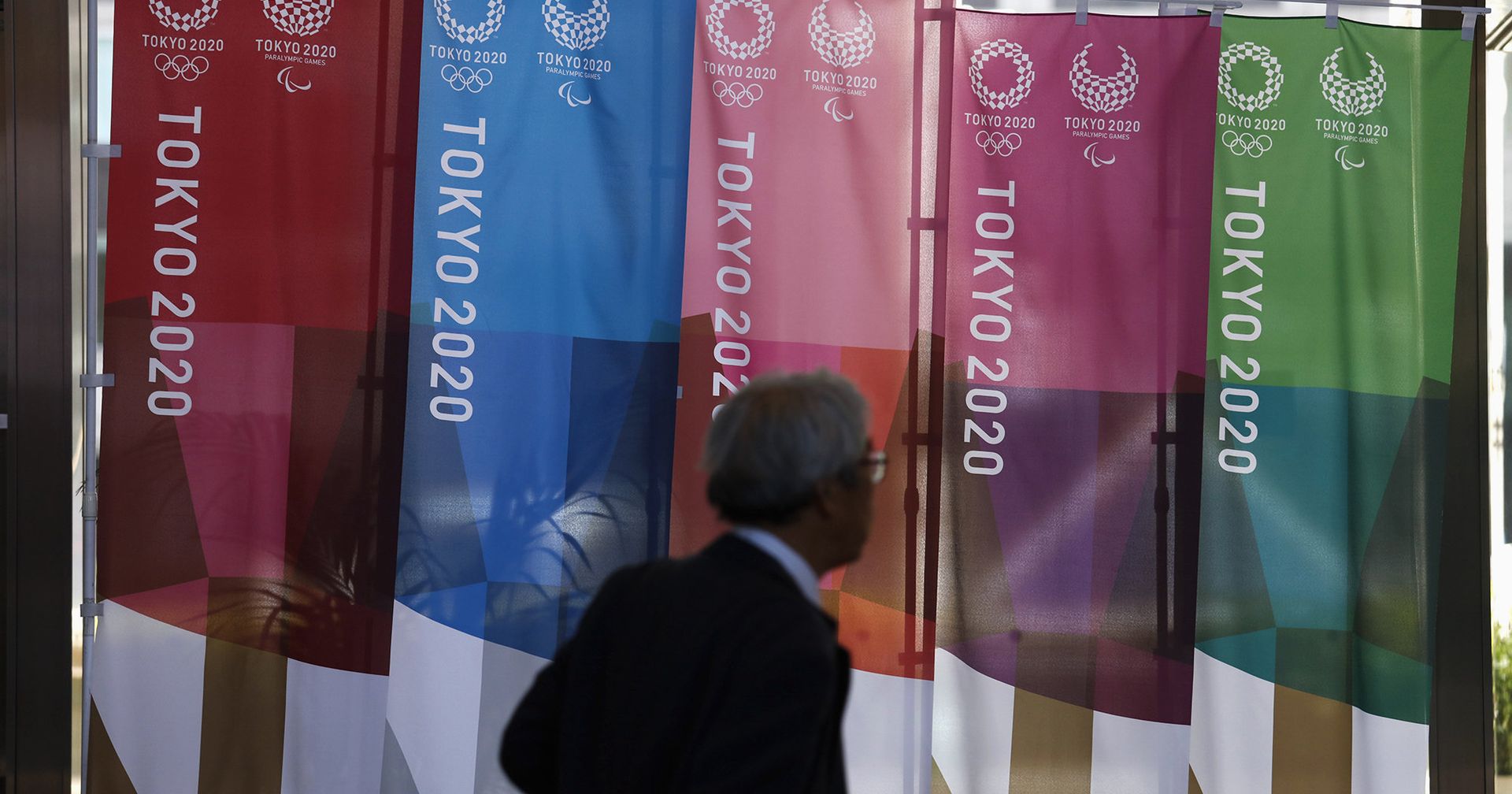 Мужчина проходит мимо баннеров Tokyo 2020 - ИноСМИ, 1920, 27.10.2020