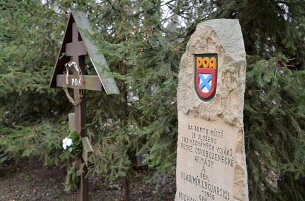 Групповая могила военнослужащих армии генерала А.А. Власова на Ольшанском кладбище в Праге Групповая могила военнослужащих армии генерала А.А. Власова на Ольшанском кладбище в Праге