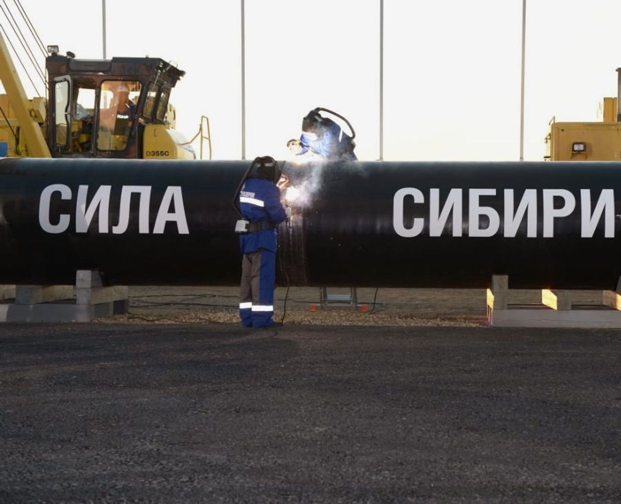 Церемония соединения первого звена магистрального газопровода Сила Сибири на Намском тракте у села Ус Хатын