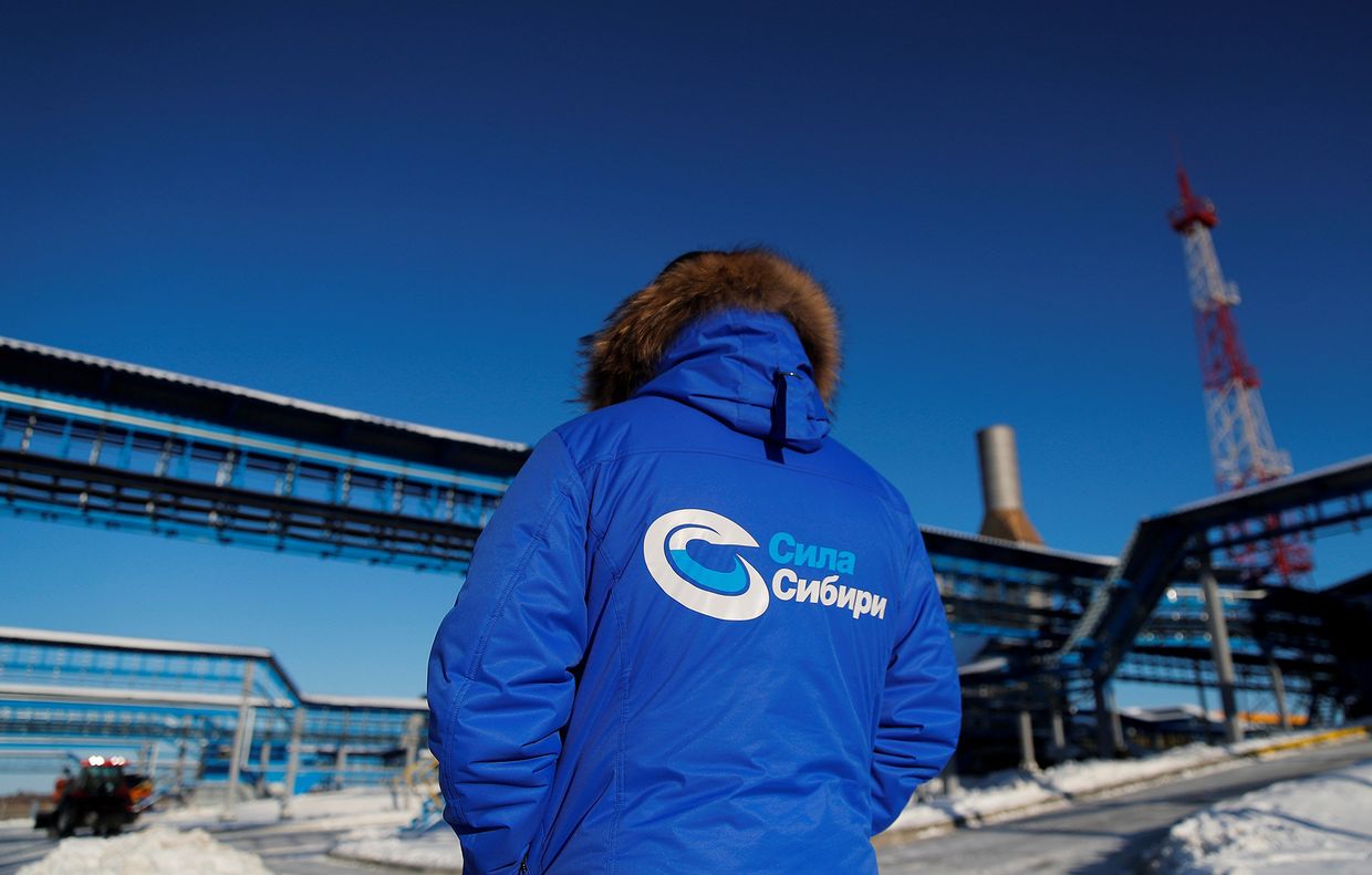 Сотрудник на компрессорной станции Атаманская объекте газопровода Сила Сибири в Амурской области