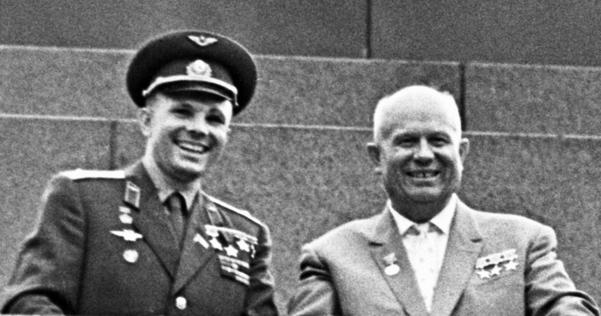 Юрий Гагарин и Никита Хрущев на трибуне Мавзолея