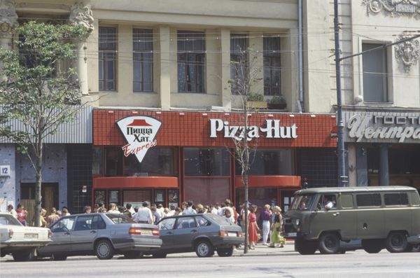 Пиццерия Pizza Hut в Москве на улице Горького в 1992 году