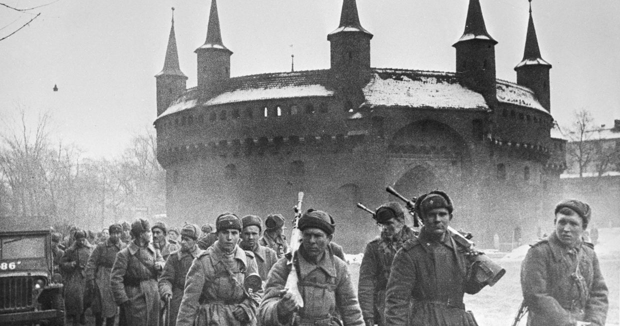 Бойцы I Украинского фронта на одной из улиц Кракова. Освобождение Польши. Бойцы I Украинского фронта на одной из улиц Кракова. Освобождение Польши.