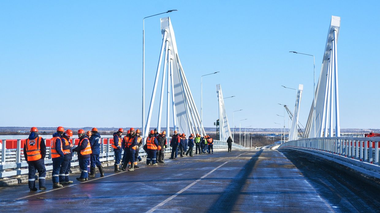 Завершено строительство моста через Амур между Россией и Китаем
