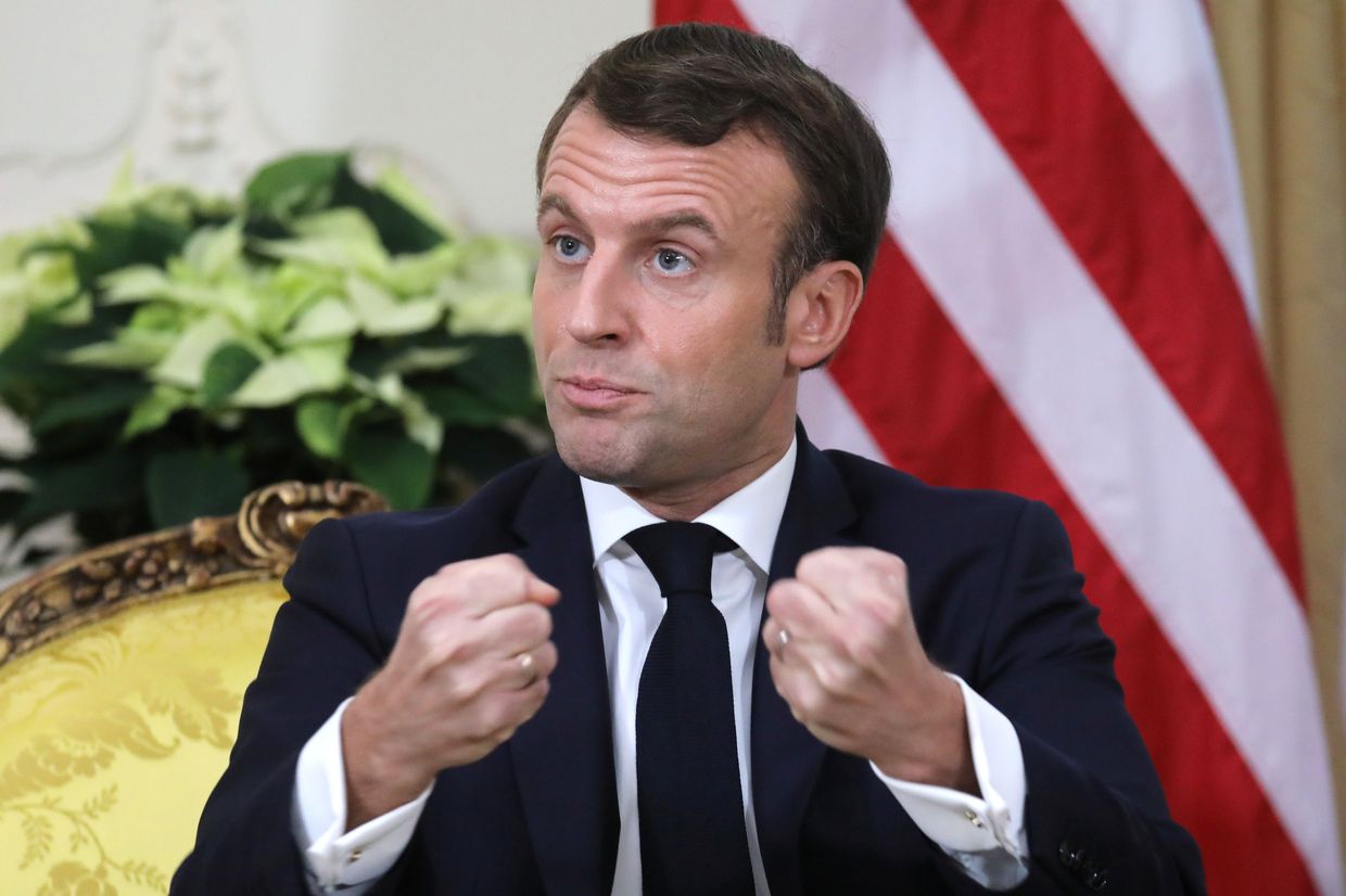 Эммануэль Макрон во время встречи с Дональдом Трампом на саммите НАТО