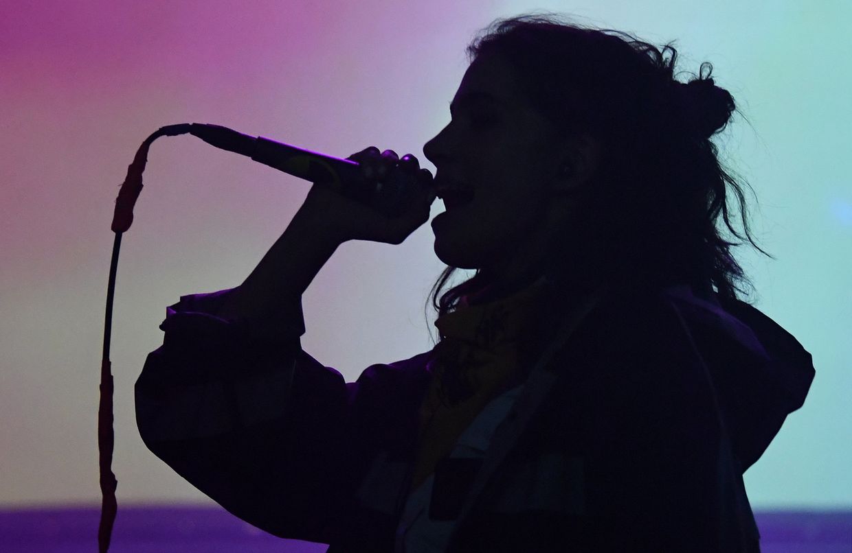 Надя Толоконникова из Pussy Riot выступает