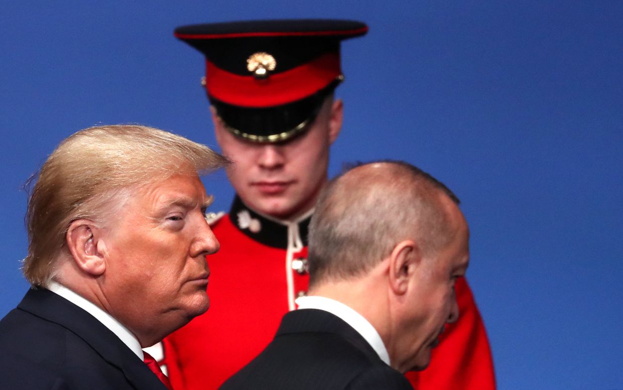 Президент США Дональд Трамп и президент Турции Реджеп Эрдоган на саммите лидеров НАТО в Уотфорде, Великобритания.