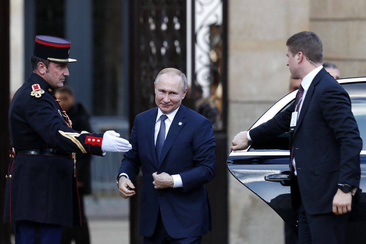 Президент России Владимир Путин прибывает в Елисейский дворец в Париже
