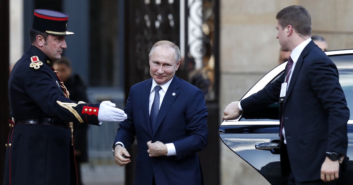 Президент России Владимир Путин прибывает в Елисейский дворец в Париже Президент России Владимир Путин прибывает в Елисейский дворец в Париже