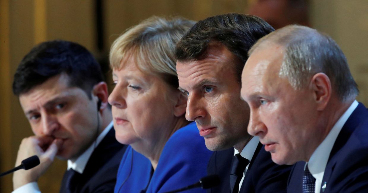 Президент Украины Владимир Зеленский, канцлер Германии Ангела Меркель, президент Франции Эммануэль Макрон и президент России Владимир Путин во время совместной пресс-конференции
