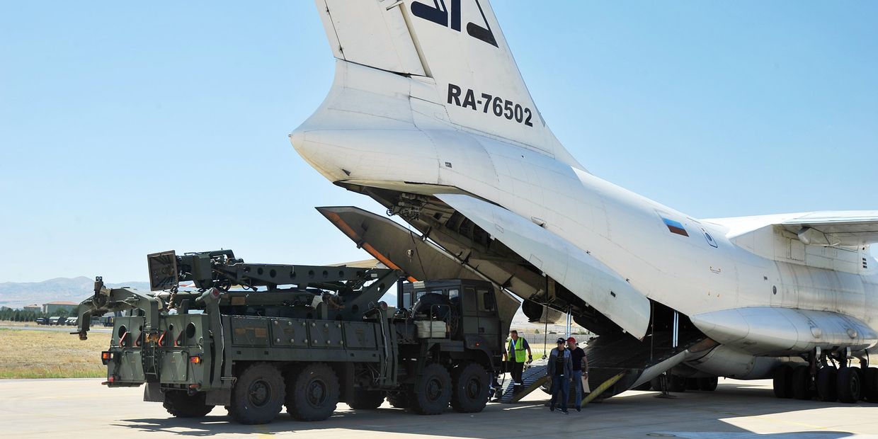 Российский транспортный самолет, перевозящий системы ПВО С-400 в военном аэропорту Муртед под Анкарой, Турция