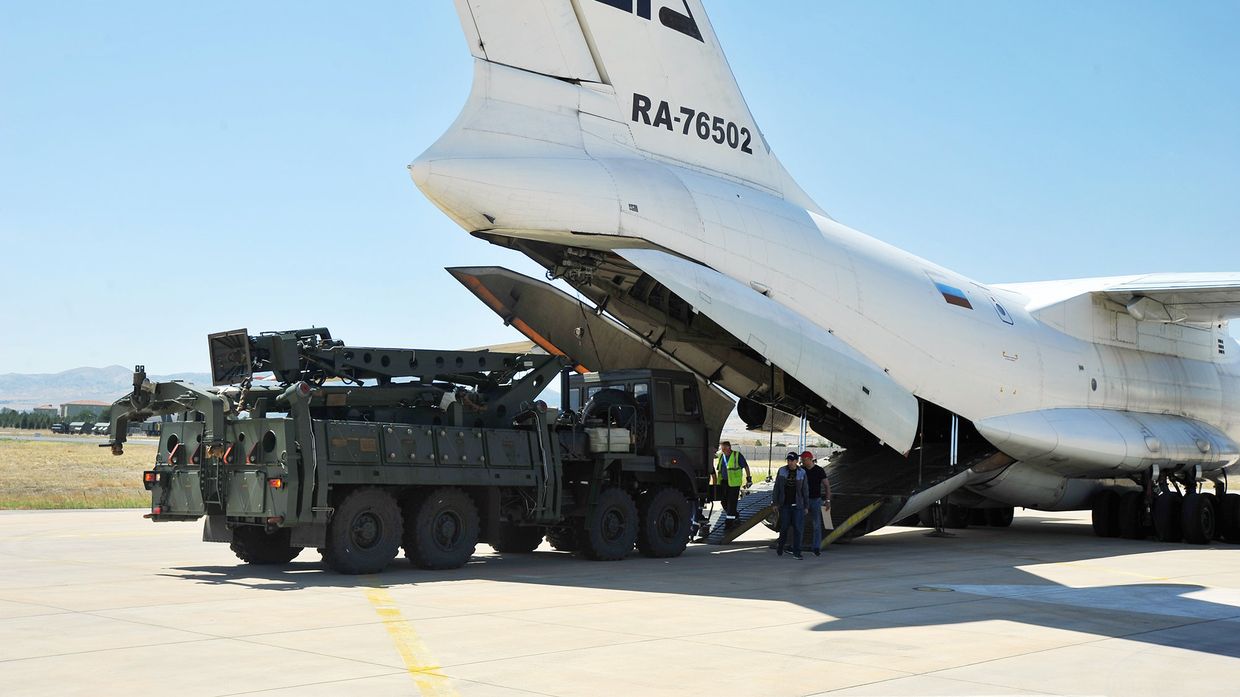 Российский транспортный самолет, перевозящий системы ПВО С-400 в военном аэропорту Муртед под Анкарой, Турция