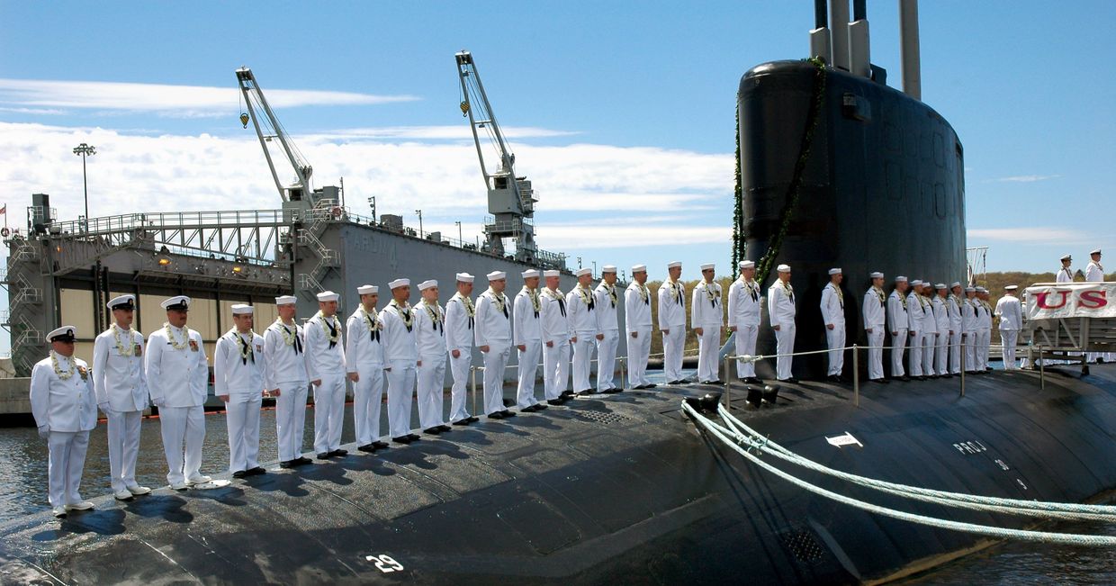 Экипаж на палубе подводной лодки ВМС США USS Hawaii Экипаж на палубе подводной лодки ВМС США USS Hawaii