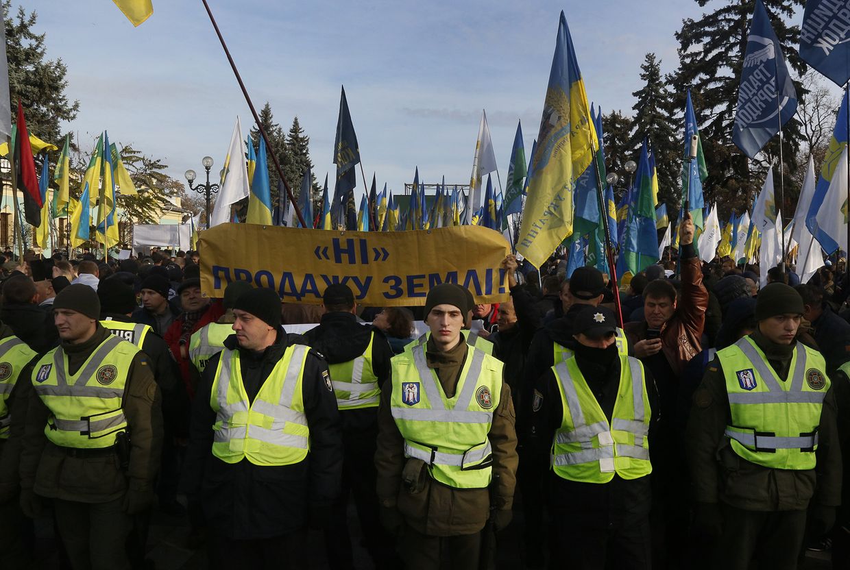 Участники акции протеста против продажи земли в Киеве, Украина