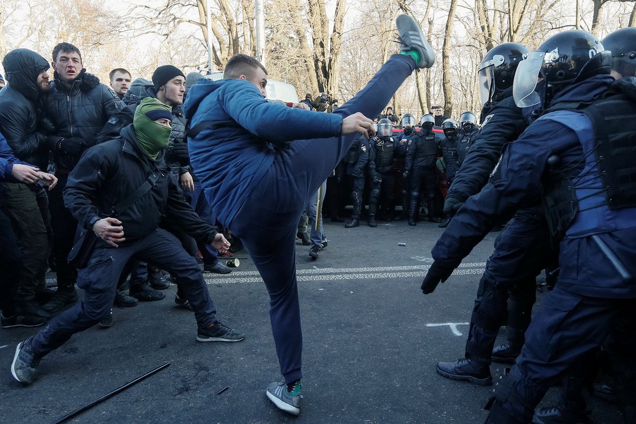 Столкновения с полицией во время акции протеста против земельной реформы в Киеве, Украина