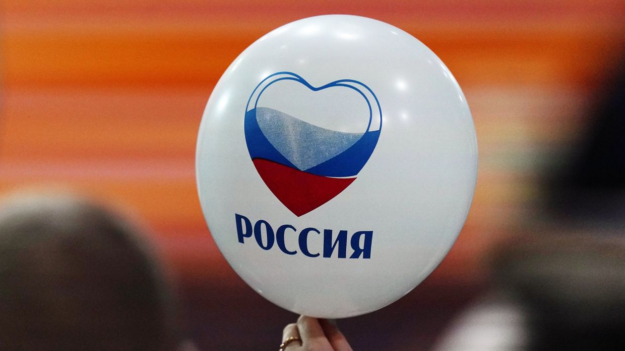 Воздушный шарик в руке журналистки