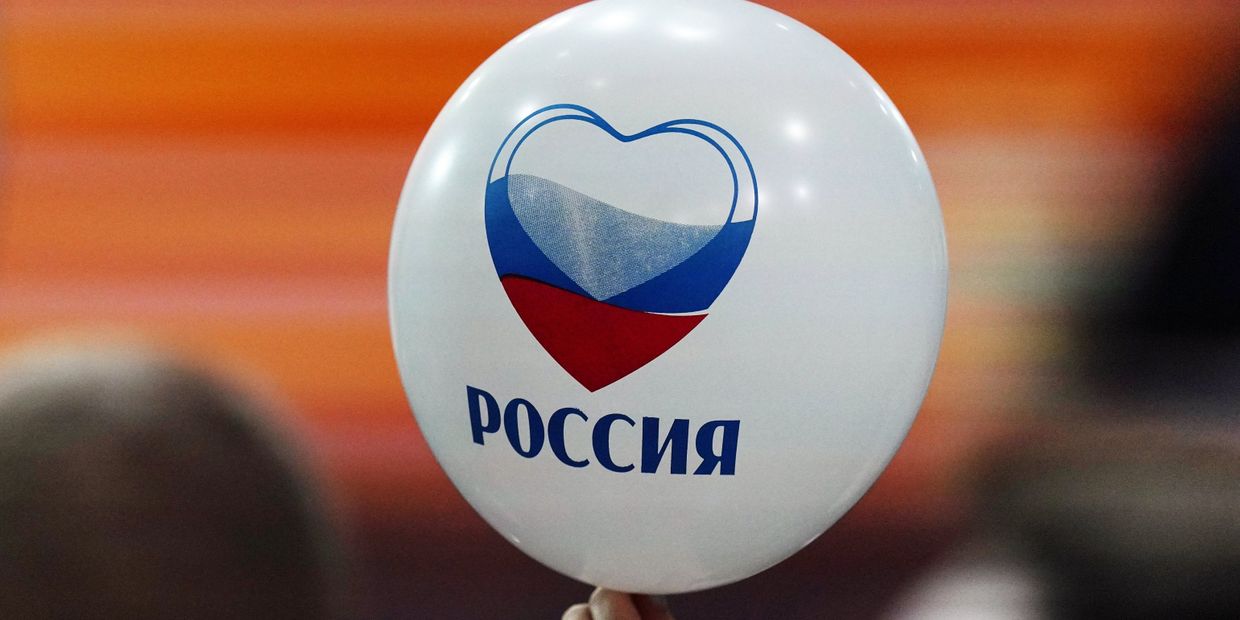 Воздушный шарик в руке журналистки Воздушный шарик в руке журналистки