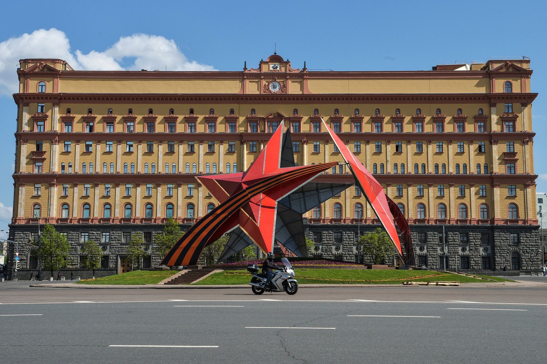 Украшение города ко Дню Победы - ИноСМИ, 1920, 31.03.2026