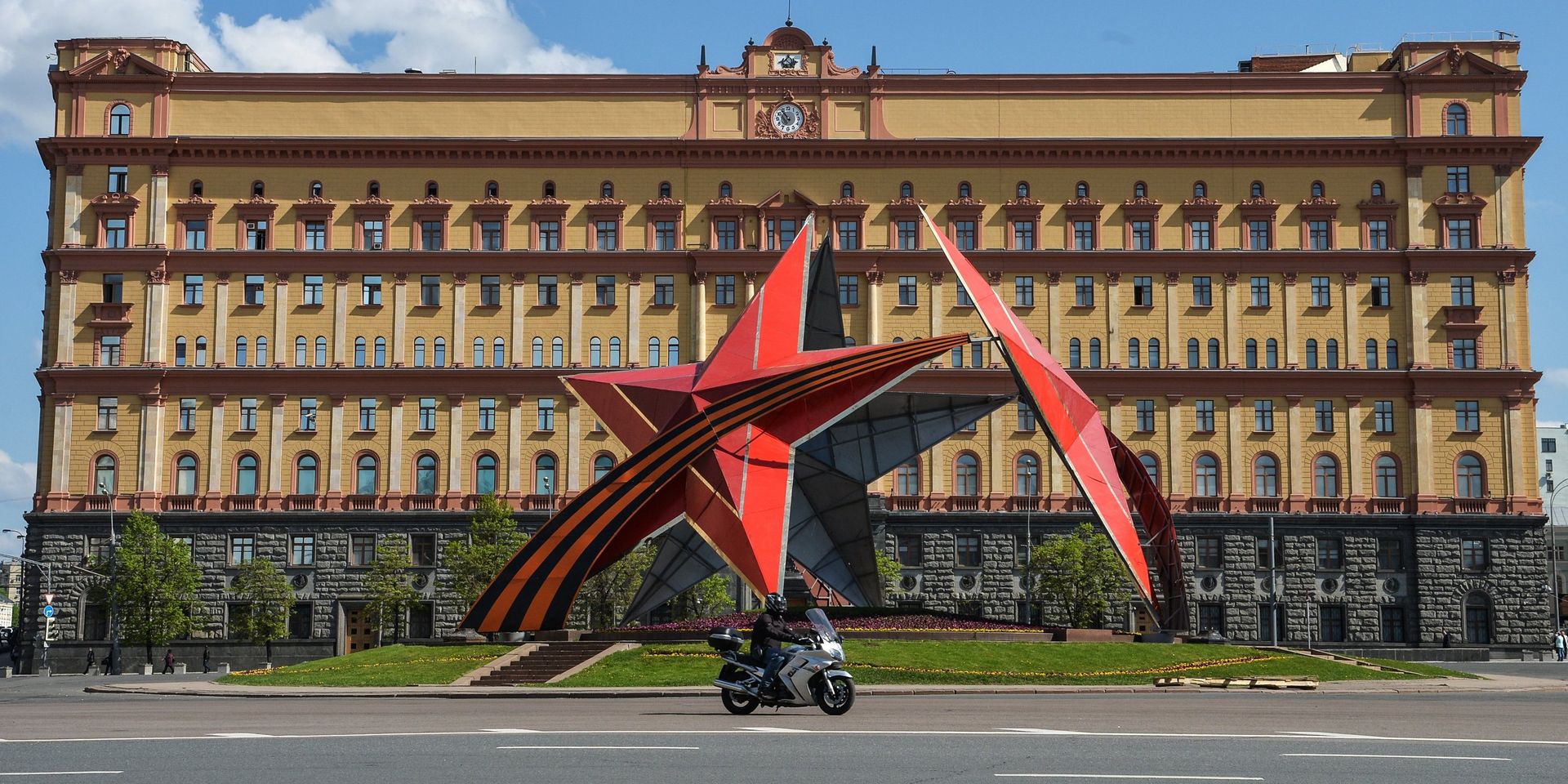 Украшение города ко Дню Победы - ИноСМИ, 1920, 08.05.2026