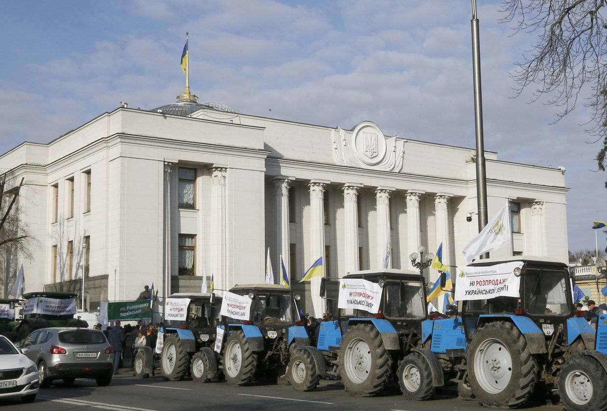Участники акции протеста против продажи земли перед зданием парламента в Киеве, Украина