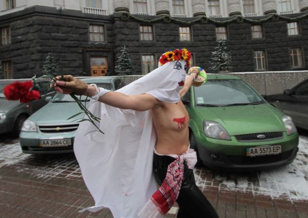 Акция организации FEMEN у здания Кабинета Министров в Киеве, Украина