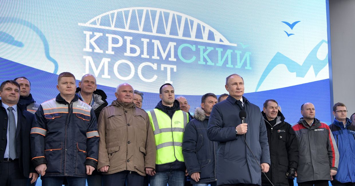 Президент РФ Владимир Путин на церемонии открытия движения по железнодорожной части Крымского моста Президент РФ Владимир Путин на церемонии открытия движения по железнодорожной части Крымского моста